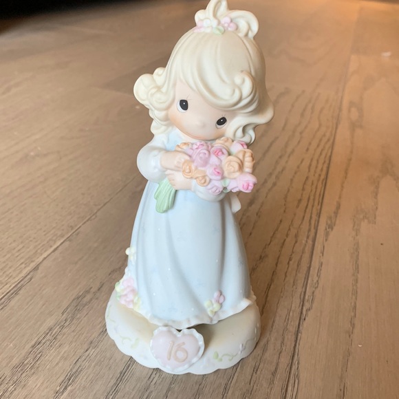 Precious Moments Sweet 16 figurine, 1994 edition - Picture 3 of 3